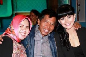 Pertahankan rumah tangga, 3 istri seleb ini izinkan suami menikah lagi