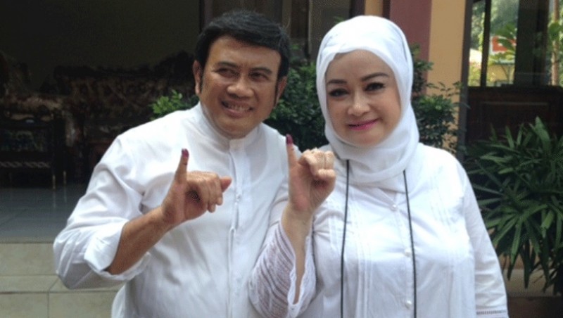 Pertahankan rumah tangga, 3 istri seleb ini izinkan suami menikah lagi