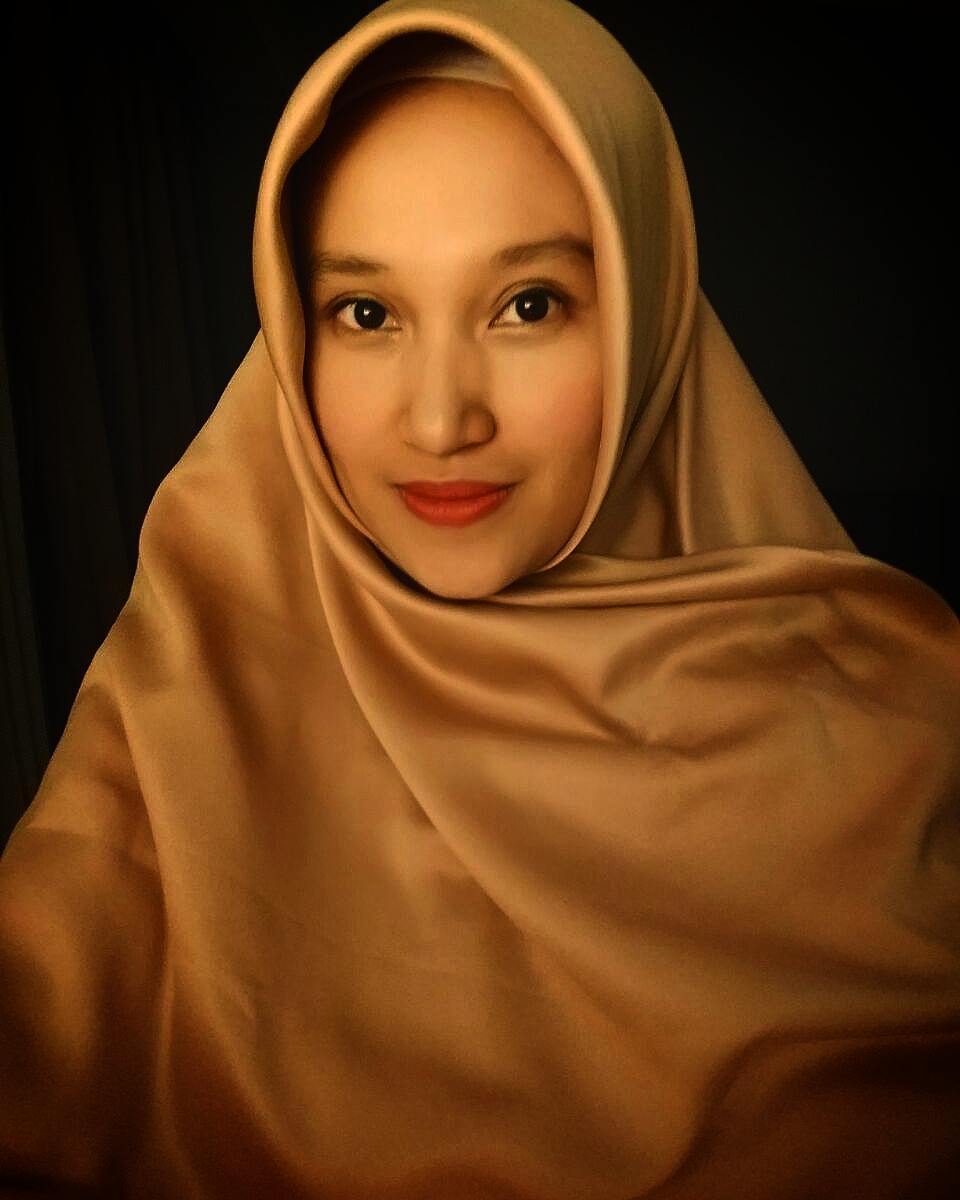 Cantik & sederhana, ini 11 potret istri Is eks vokalis Payung Teduh