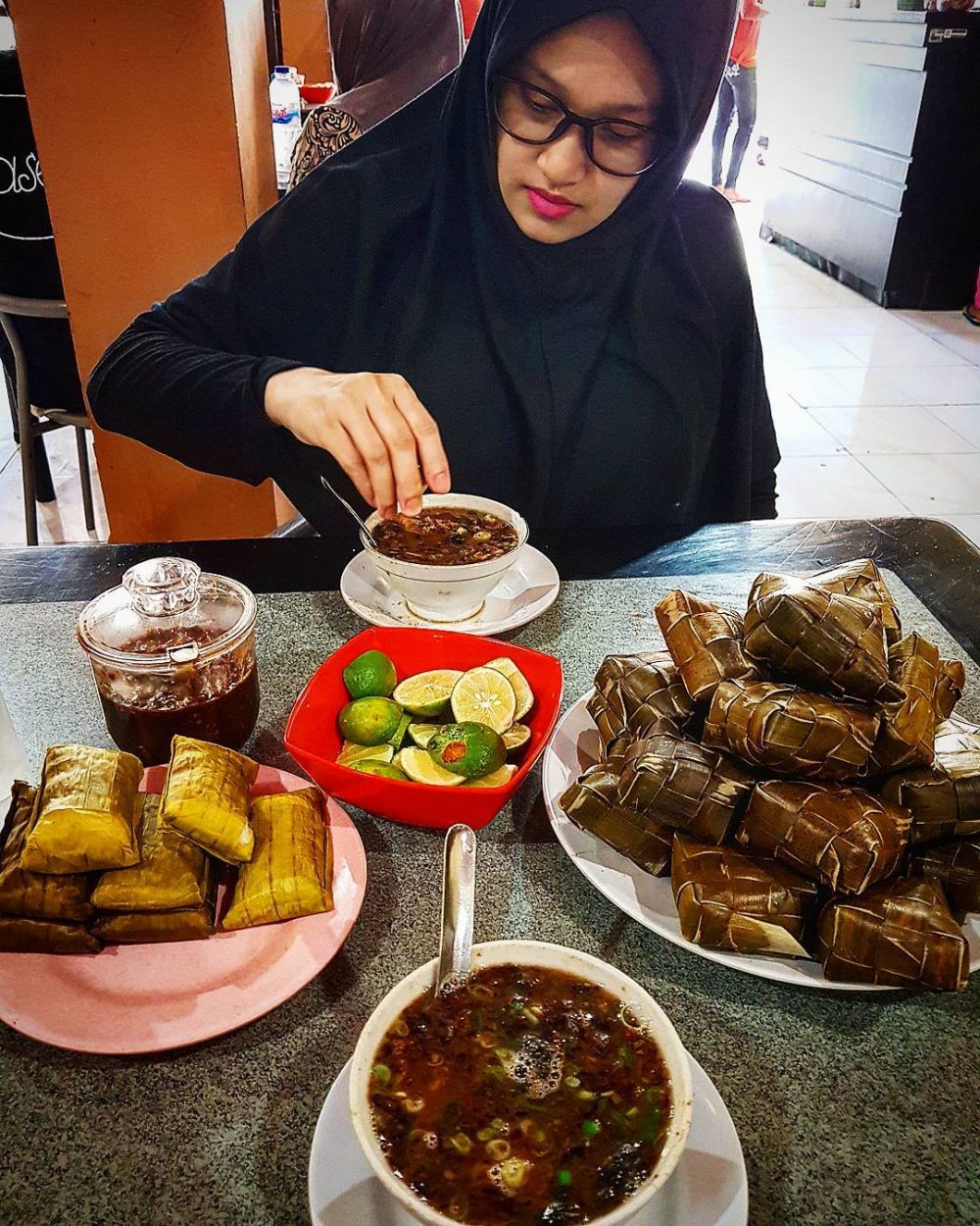 Cantik & sederhana, ini 11 potret istri Is eks vokalis Payung Teduh