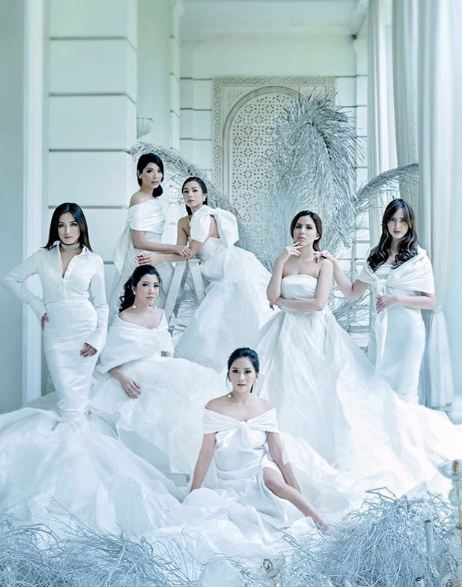 12 Gaya Nia Ramadhani & squad saat foto bareng, geng lain kalah hits