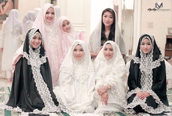 12 Gaya Nia Ramadhani & squad saat foto bareng, geng lain kalah hits