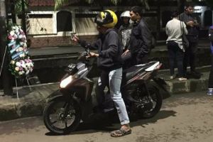 5 Foto warga di tiang kecelakaan Setya Novanto, hiburan murah