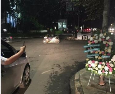 5 Foto warga di tiang kecelakaan Setya Novanto, hiburan murah