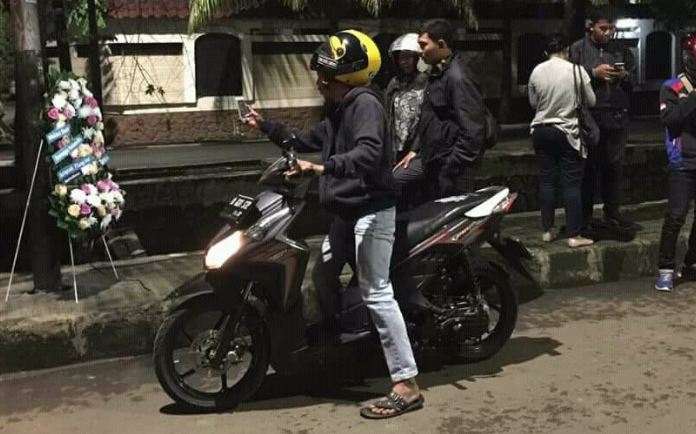 5 Foto warga di tiang kecelakaan Setya Novanto, hiburan murah