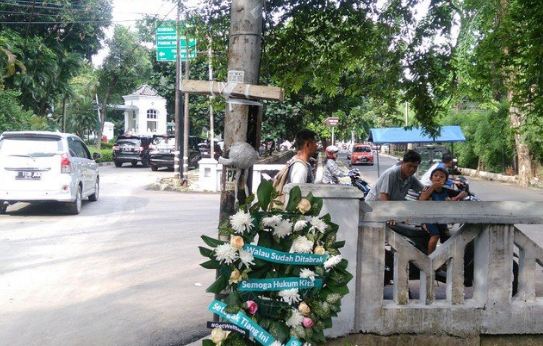 5 Foto warga di tiang kecelakaan Setya Novanto, hiburan murah