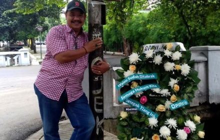 5 Foto warga di tiang kecelakaan Setya Novanto, hiburan murah