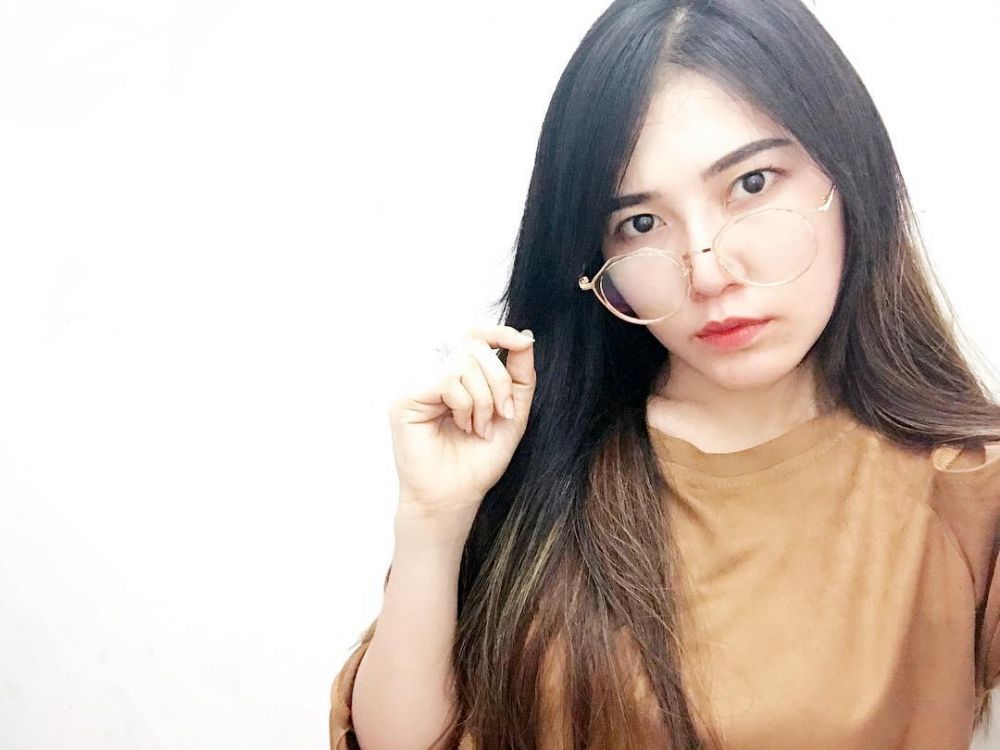 10 Gaya menarik Via Vallen saat berkacamata, manisnya jadi nambah