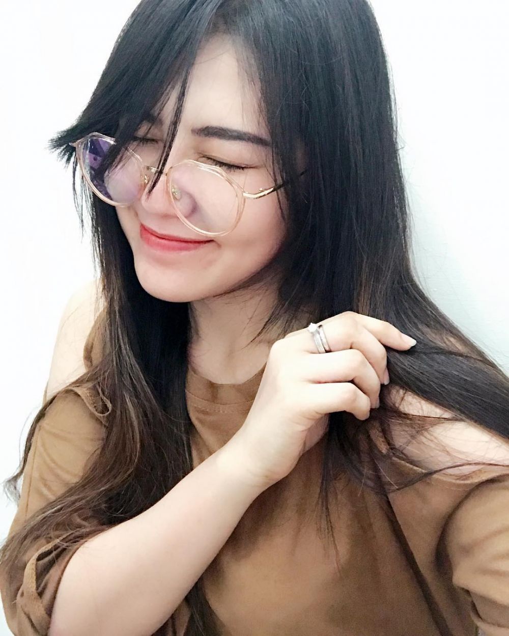 10 Gaya menarik Via Vallen saat berkacamata, manisnya jadi nambah