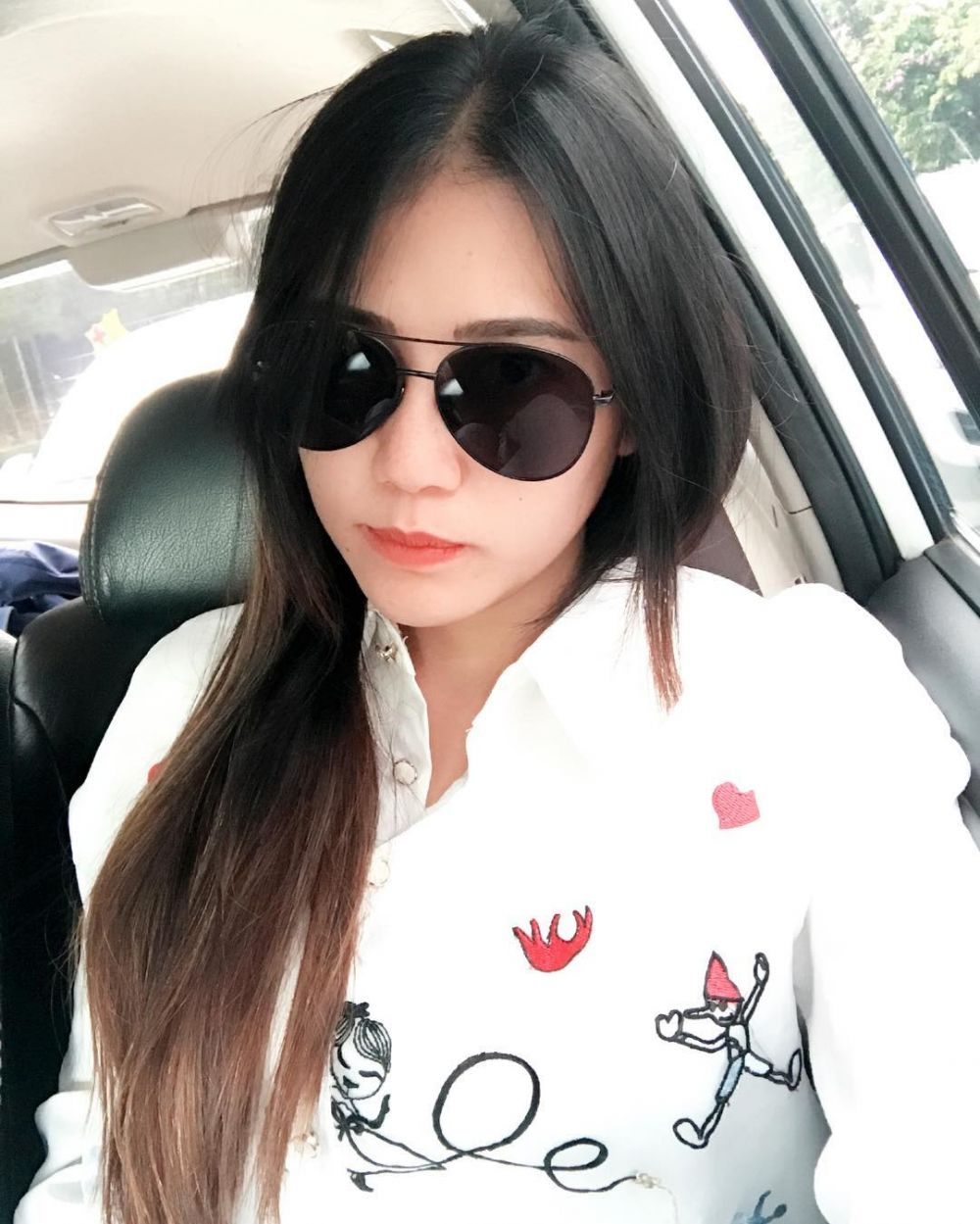 10 Gaya menarik Via Vallen saat berkacamata, manisnya jadi nambah