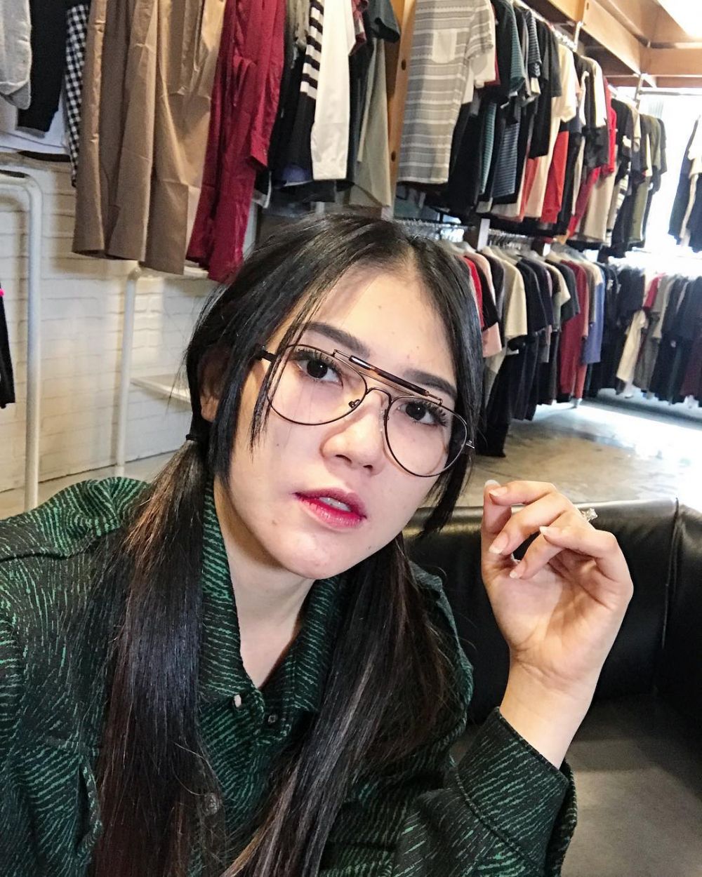 10 Gaya menarik Via Vallen saat berkacamata, manisnya jadi nambah