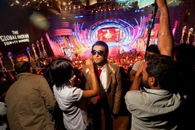 Potret 10 seleb Bollywood saat jeda syuting, ada yang latihan yoga