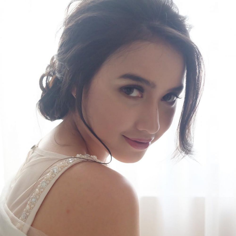 Berperan lugu, 10 foto Bu Guru Yola 'Dunia Terbalik' aslinya cetar 