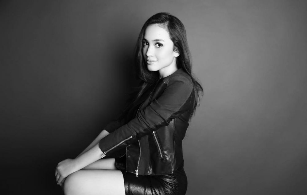 Berperan lugu, 10 foto Bu Guru Yola 'Dunia Terbalik' aslinya cetar 