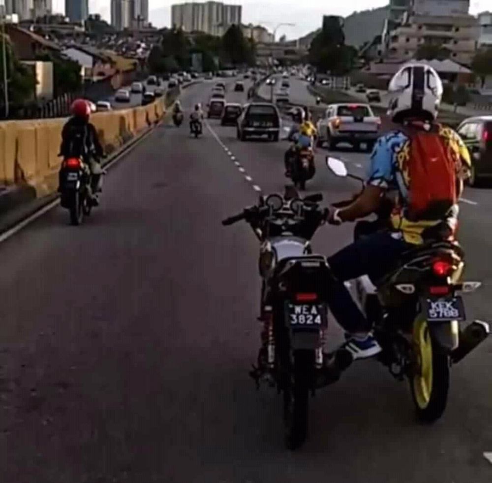 11 Potret orang Indonesia di jalanan ini bikin geleng-geleng kepala 