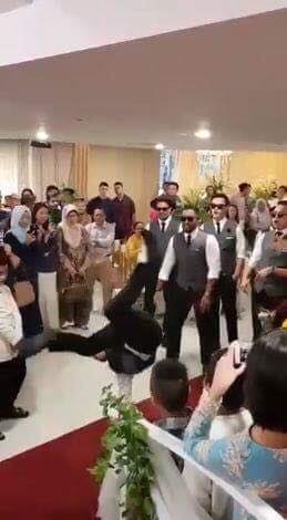 Tak biasa, joget pengantin bareng pengiringnya ini keren abis