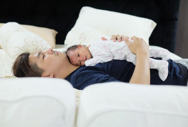 5 Momen haru seleb ganteng saat gendong anaknya yang baru lahir