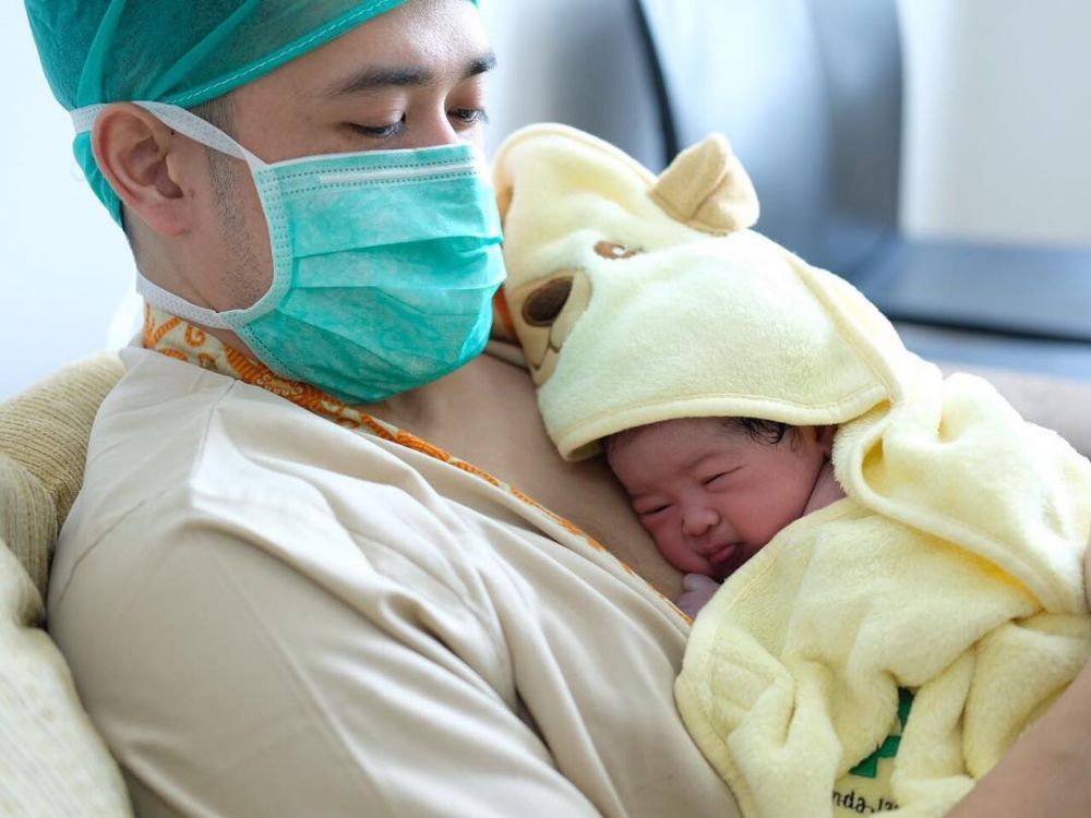 5 Momen haru seleb ganteng saat gendong anaknya yang baru lahir