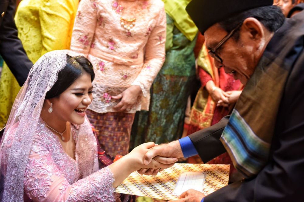 9 Momen romantis Kahiyang dan Bobby Nasution di acara pemberian marga