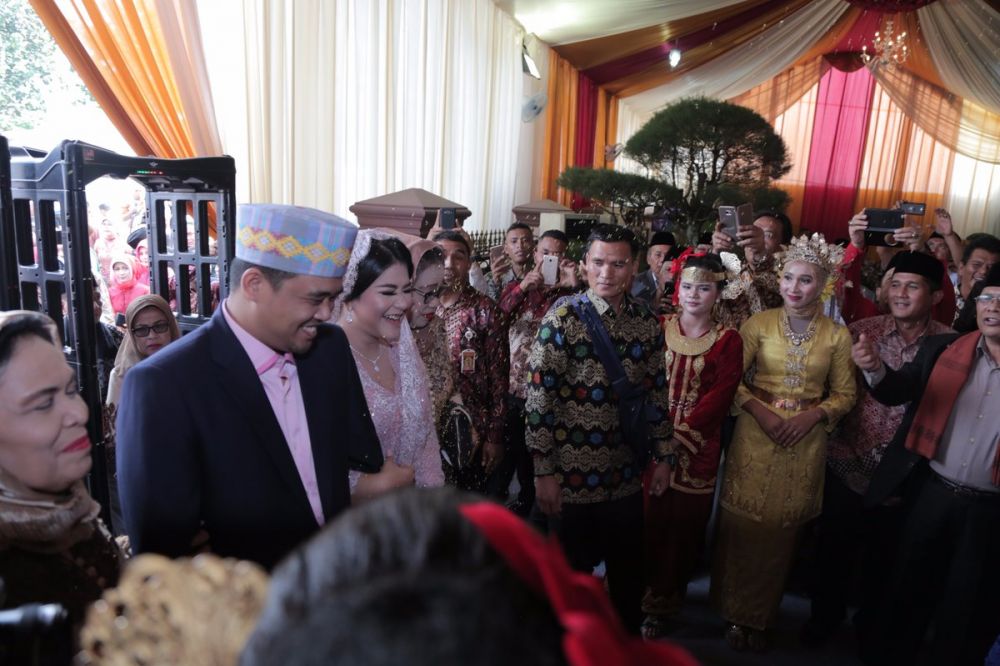 9 Momen romantis Kahiyang dan Bobby Nasution di acara pemberian marga