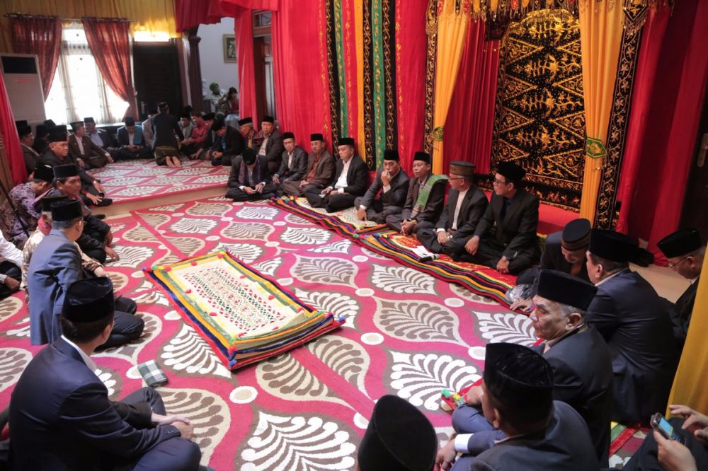 9 Momen romantis Kahiyang dan Bobby Nasution di acara pemberian marga