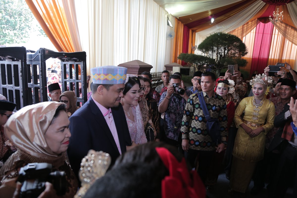 9 Momen romantis Kahiyang dan Bobby Nasution di acara pemberian marga