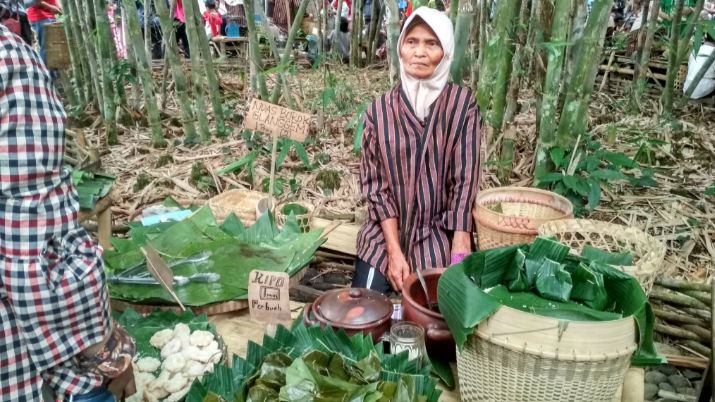 Bayar pakai uang bambu, ini 10 potret jual beli di pasar Temanggung