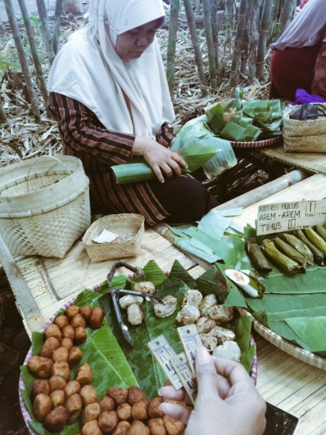 Bayar pakai uang bambu, ini 10 potret jual beli di pasar Temanggung