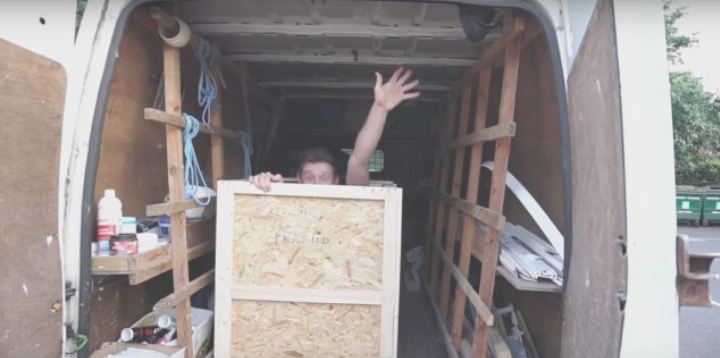 Pria paketkan diri sendiri memakai kotak, prosesnya bikin ternganga