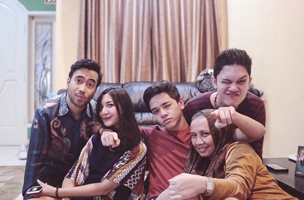 Terekam mencium mesra, ini 10 momen kebersamaan Vidi Aldiano & kekasih