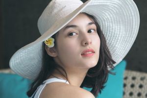 Cantik maksimal saat traveling, ikuti 8 style ala Chelsea Islan ini