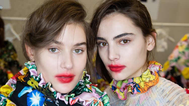 7 Beauty trend unik ini sempat bikin gempar dunia fashion 