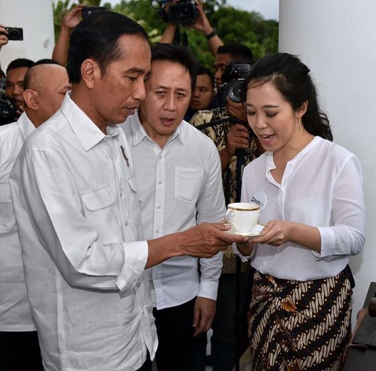 Evani Jesslyn, barista cantik yang sajikan kopi untuk Presiden Jokowi