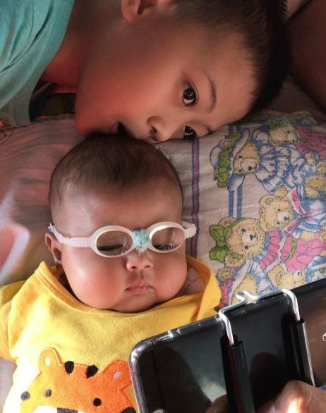 8 Potret balita putra Asri Welas yang kini berkacamata, menggemaskan