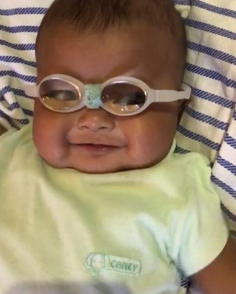 8 Potret balita putra Asri Welas yang kini berkacamata, menggemaskan