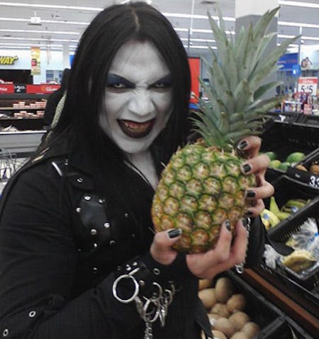 12 Orang ini berdandan aneh di tempat belanja, kok bisa pede sih?