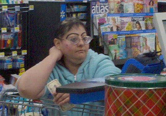 12 Orang ini berdandan aneh di tempat belanja, kok bisa pede sih?