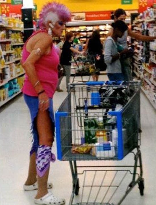 12 Orang ini berdandan aneh di tempat belanja, kok bisa pede sih?