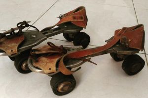 10 Sepatu roda jadul ini bentuknya unik banget