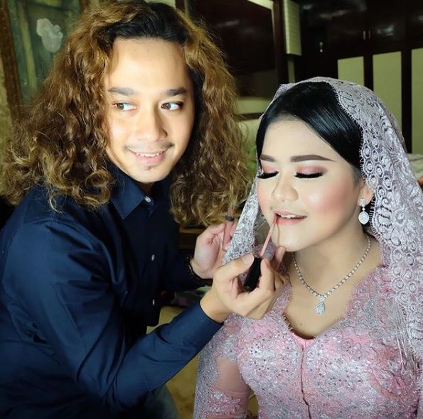 Di balik layar cantiknya Kahiyang saat prosesi adat di rumah mertua