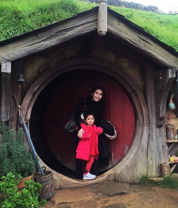 Gaya 5 seleb hot mama saat jalan-jalan ke luar negeri dengan anaknya