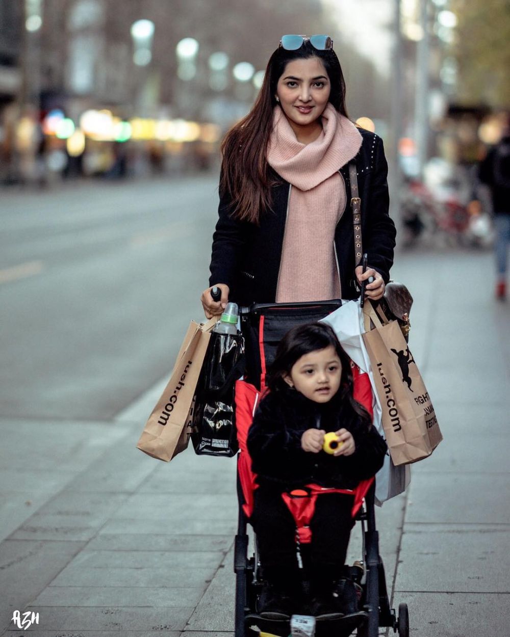 Gaya 5 seleb hot mama saat jalan-jalan ke luar negeri dengan anaknya
