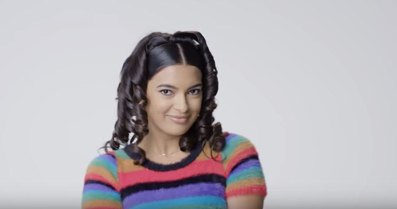 10 Transformasi gaya rambut keriting dari masa ke masa, tetap kece