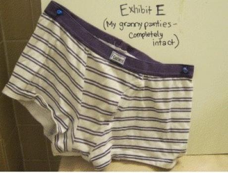 8 Celana dalam temuan ini dipajang di papan pengumuman, jijik banget