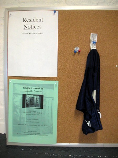 8 Celana dalam temuan ini dipajang di papan pengumuman, jijik banget