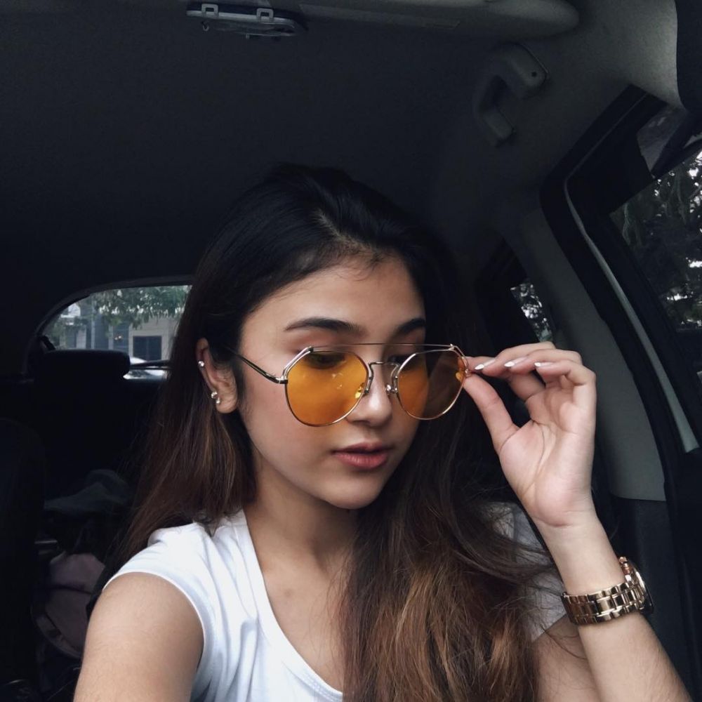 10 Gaya menggoda Maureen 'Siapa Takut Jatuh Cinta' saat berkacamata