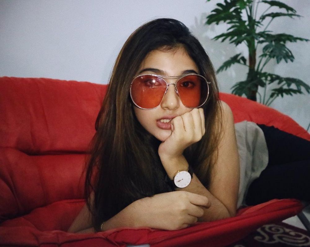 10 Gaya menggoda Maureen 'Siapa Takut Jatuh Cinta' saat berkacamata