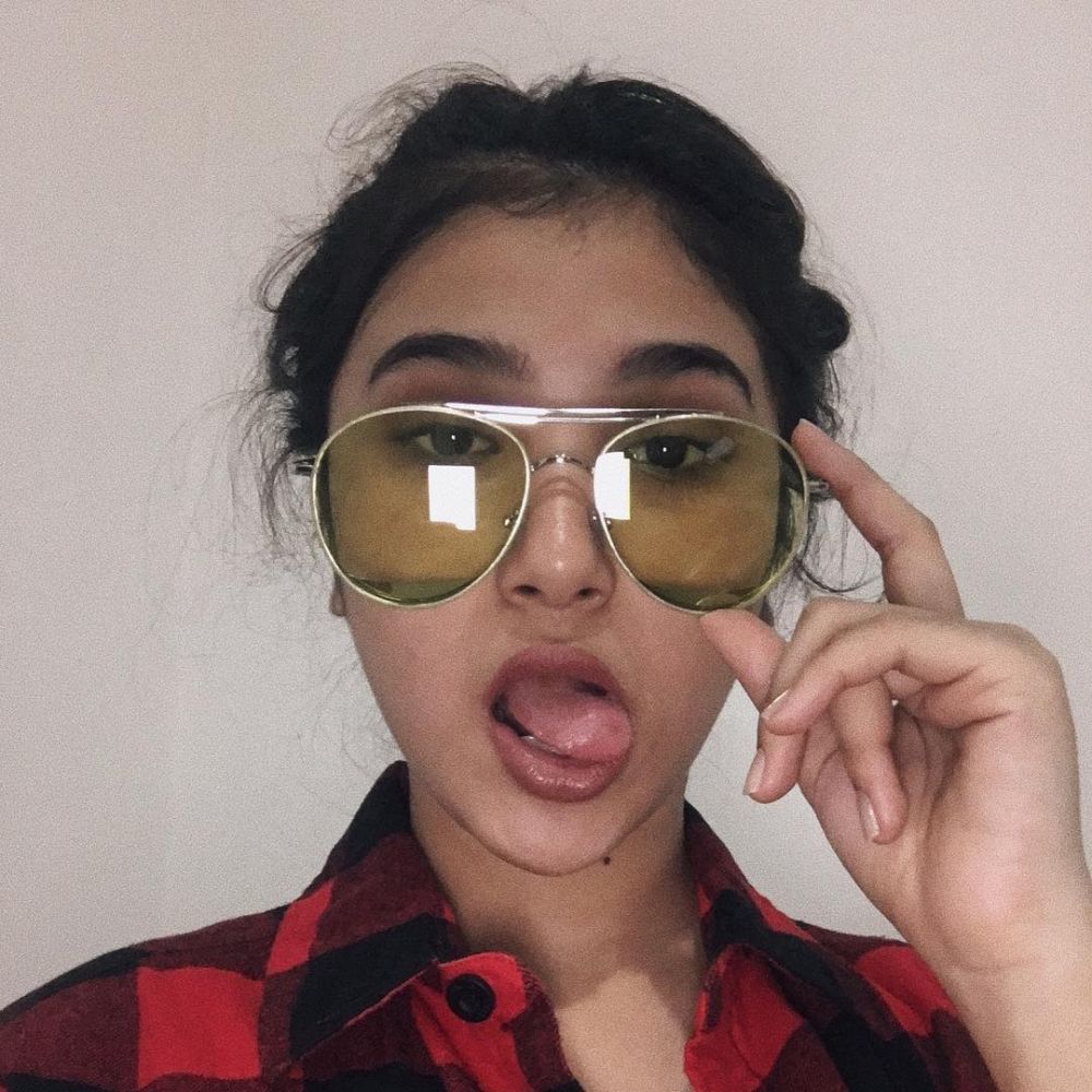 10 Gaya menggoda Maureen 'Siapa Takut Jatuh Cinta' saat berkacamata