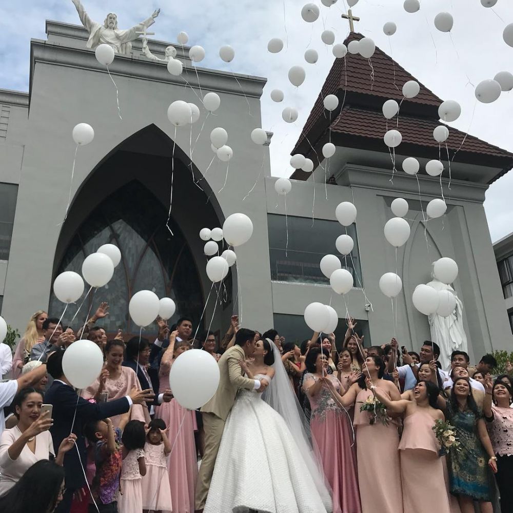 10 Potret romantis pernikahan Marcel Chandrawinata & Deasy, sweet abis