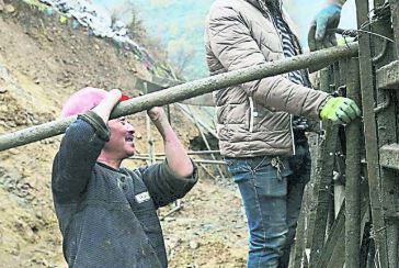 Pria tanpa 2 telapak tangan ini sukses bangun rumah untuk keluarganya